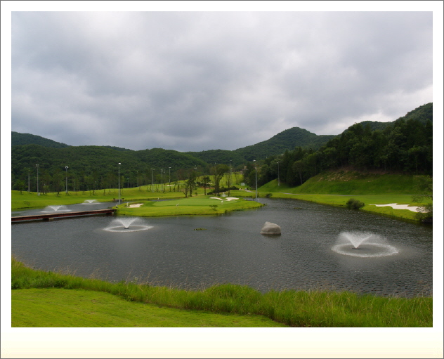 전주 샹그릴라 CC 연못과 분수 잔디.jpg