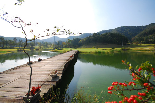 전주 샹그릴라 CC 연못과 다리.jpg
