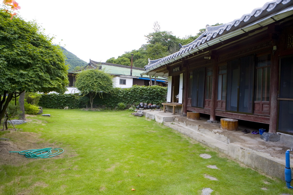 김용택 시인마을 집과 잔디.jpg