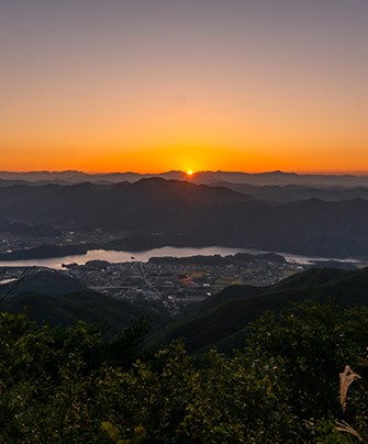 붉고 따뜻한 빛으로 물드는 광경, 모악산 