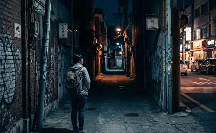 늦은 밤 인적이 드문 장소는 피하기