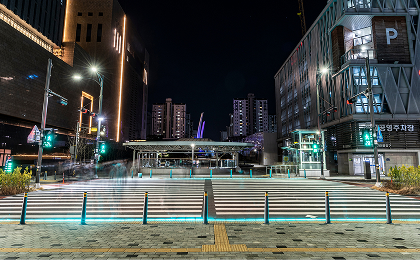 숙소 주변 이동 시 밝은 길 이용