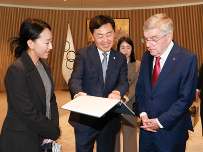 올림픽 유치, 전북의 발걸음 넓어진다… 김관영 지사, IOC 위원장 만나